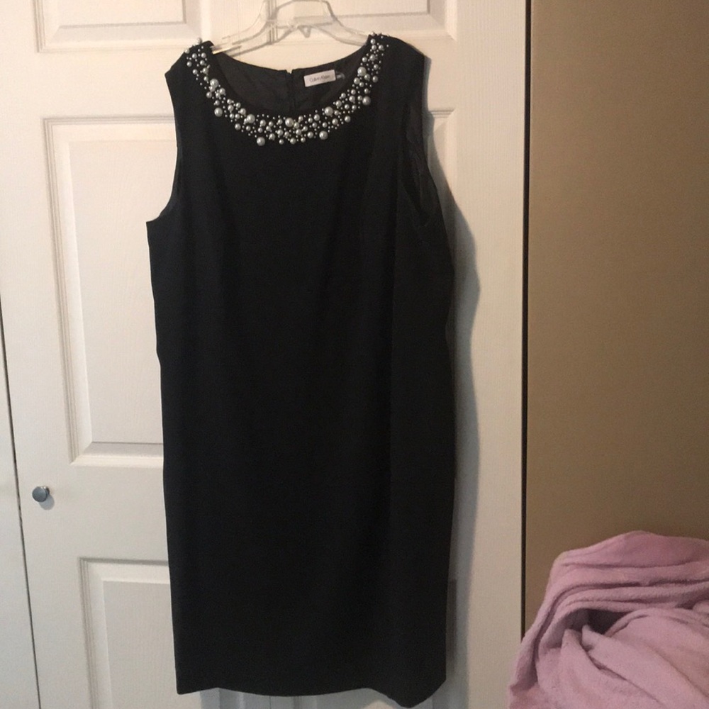 Sleeveless black dress with a twist